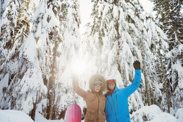 Couple de skieurs agitant leurs mains