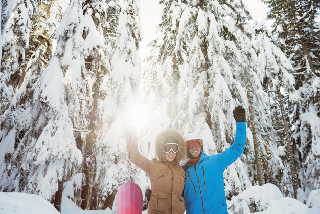 Couple de skieurs agitant leurs mains