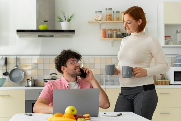 Photo gratuite couple smiley coup moyen à la maison