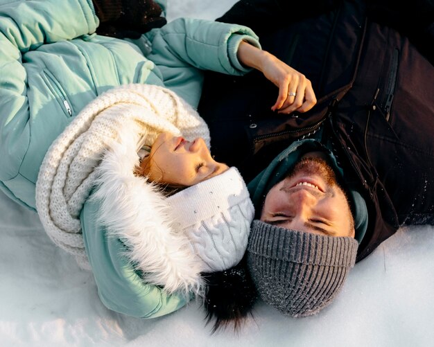 Couple de Smiley ensemble à l'extérieur en hiver