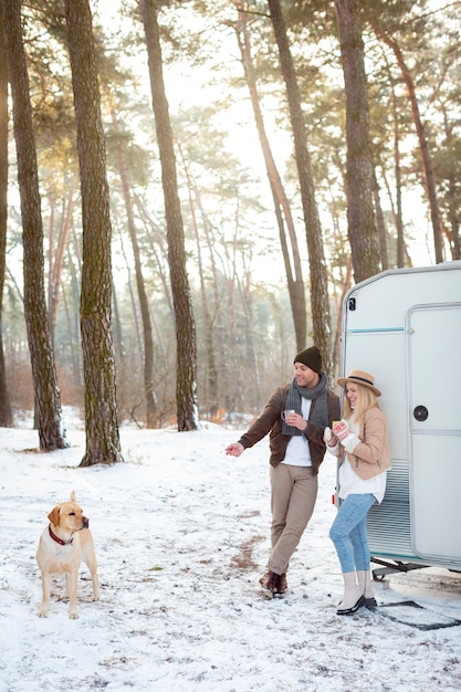 Photo gratuite couple smiley plein coup avec chien