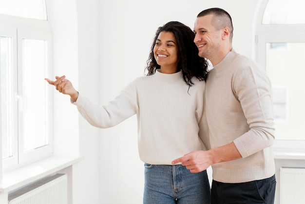 Couple de Smiley profitant de leur nouvelle maison