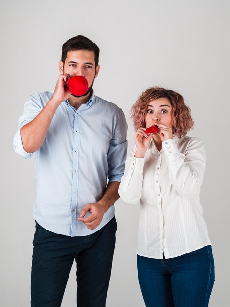 Couple soufflant des ballons pour la Saint Valentin