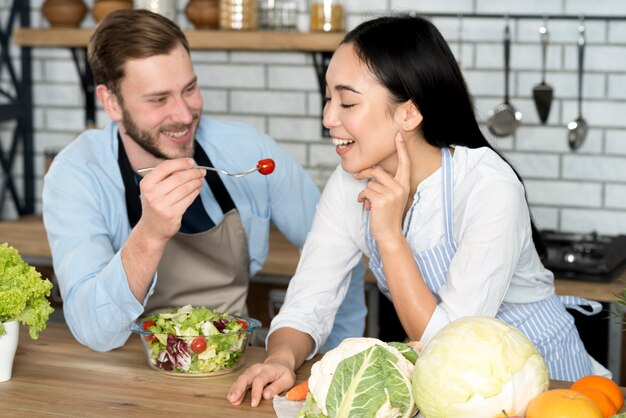 Couple souriant, alimentation, salade santé, dans, cuisine, tablier