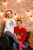 Photo gratuite couple souriant célébrant noël avec ours en peluche