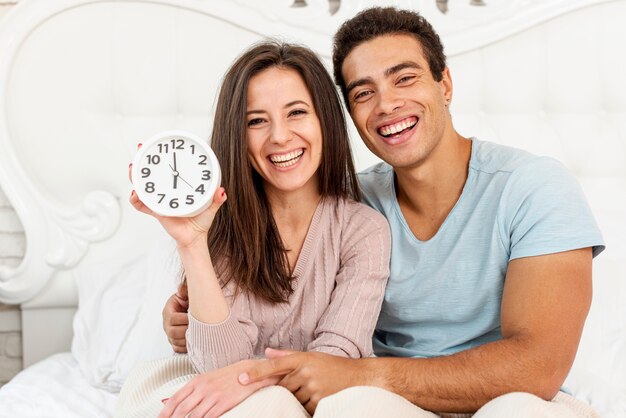 Couple souriant avec coup d'horloge