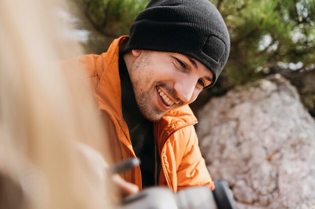 Couple souriant gros plan dans la nature