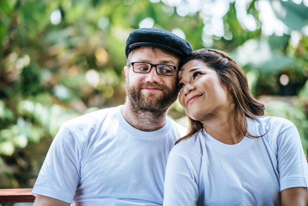 Couple souriant heureux diversité au moment de l&#39;amour ensemble