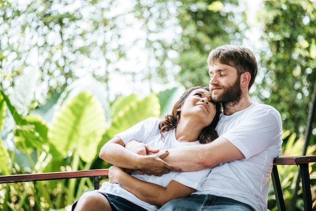 Couple souriant heureux diversité au moment de l&#39;amour ensemble