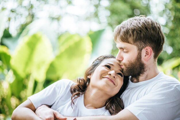 Couple souriant heureux diversité au moment de l&#39;amour ensemble