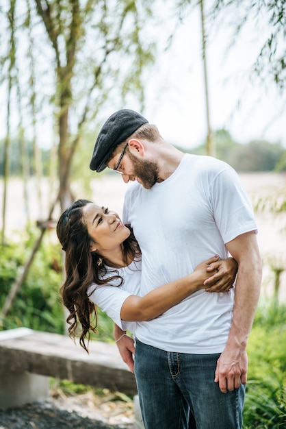 Couple souriant heureux diversité au moment de l&#39;amour ensemble