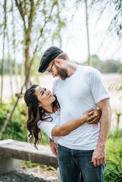 Couple souriant heureux diversité au moment de l&#39;amour ensemble