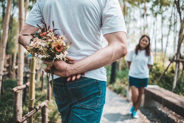 Couple souriant heureux diversité au moment de l&#39;amour ensemble