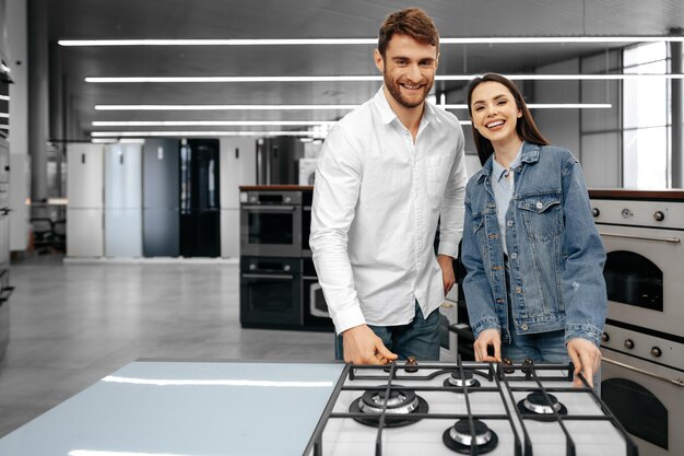 Un couple souriant heureux vient d'acheter de nouveaux appareils électroménagers dans un hypermarché