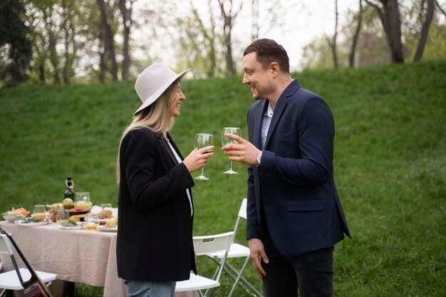 Couple souriant de plan moyen avec des boissons