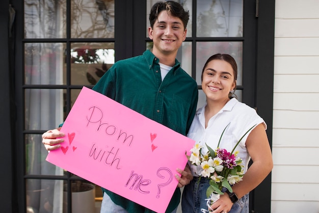 Photo gratuite couple souriant à plan moyen pour le bal