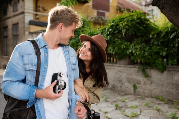 Couple souriant de plan moyen voyageant