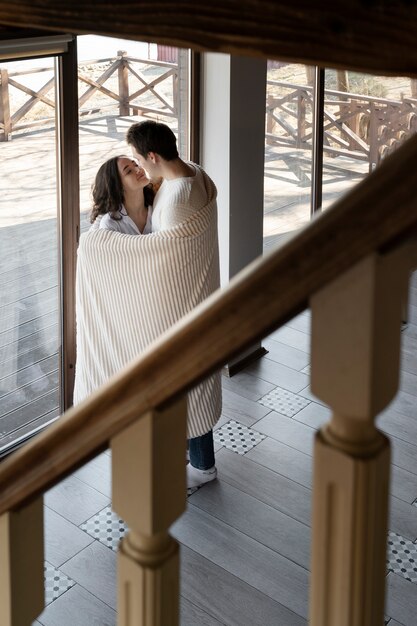 Couple souriant plein coup avec couverture