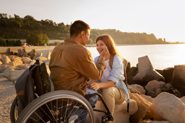 Couple Souriant Plein Coup à L'extérieur