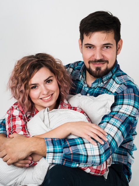 Couple souriant et posant pour la Saint Valentin