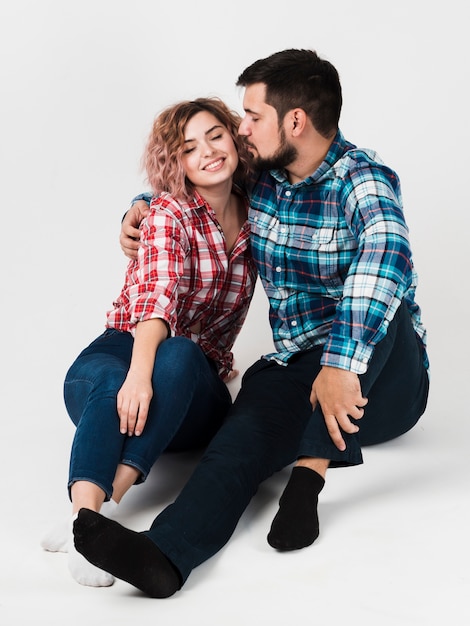 Couple souriant et s'embrassant pour la Saint-Valentin