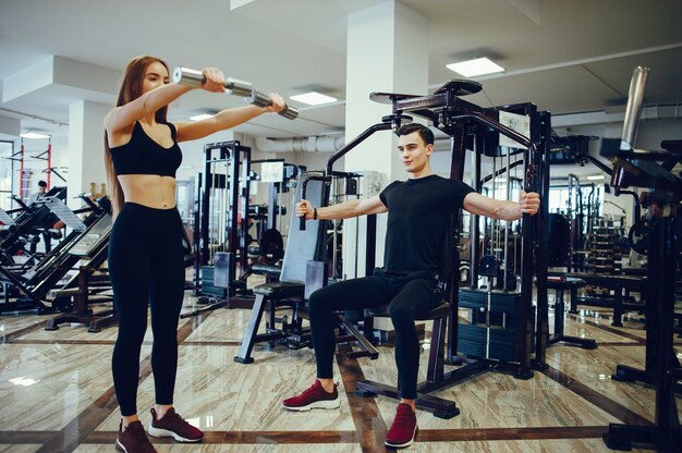 Couple sportif dans un gymnase du matin