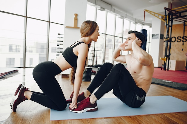 Couple Sportif Dans Un Gymnase Du Matin