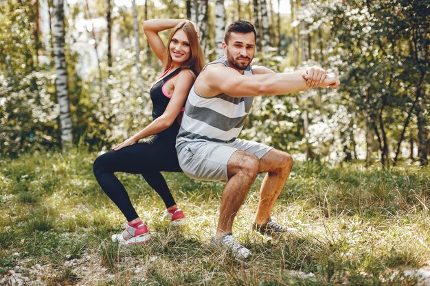 Couple sportif dans un parc d&#39;été du matin