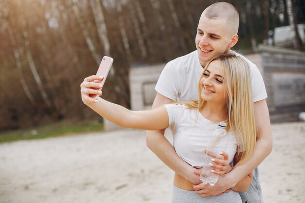 Couple sportif dans un parc d&#39;été