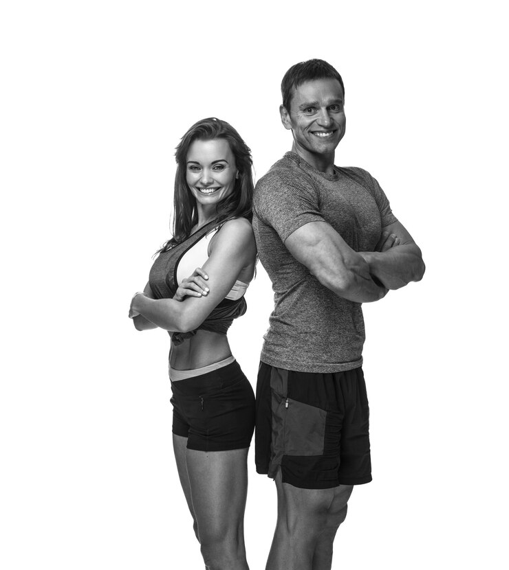 Photo gratuit couple sportif souriant isolé sur fond blanc.