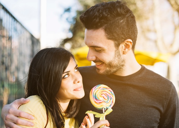 Couple avec une sucette