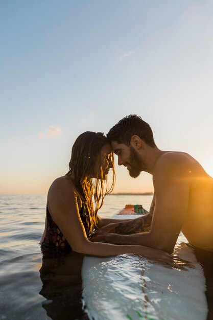 Couple de surfeurs à la plage