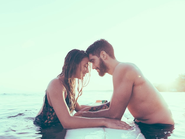 Couple de surfeurs à la plage