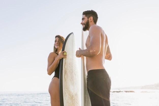 Couple de surfeurs à la plage