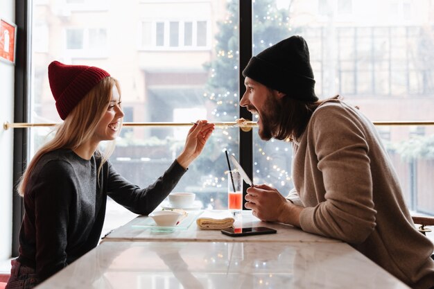 Couple, table, café