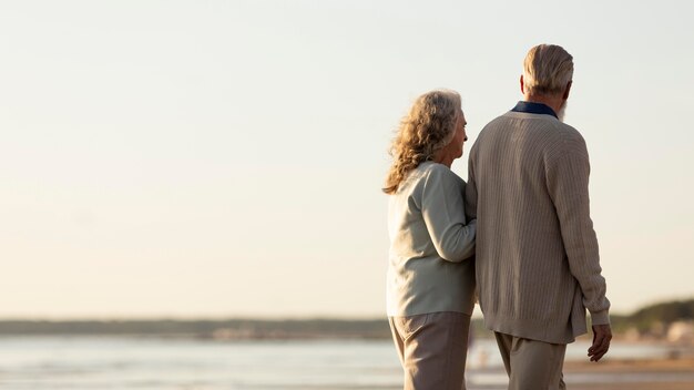 Un couple de taille moyenne marchant ensemble.