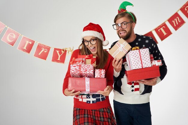 Couple tenant des cadeaux de Noël dans les mains