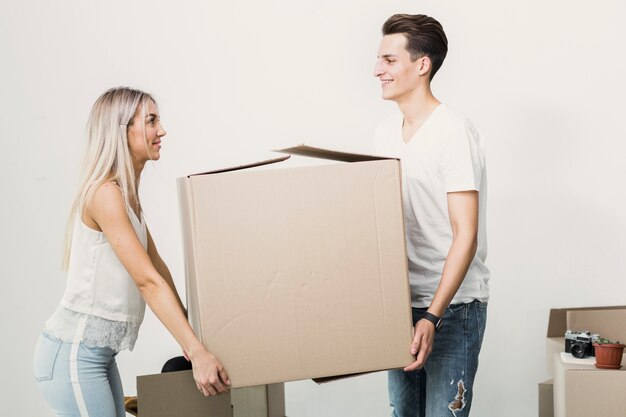 Couple tenant une grande boîte en carton