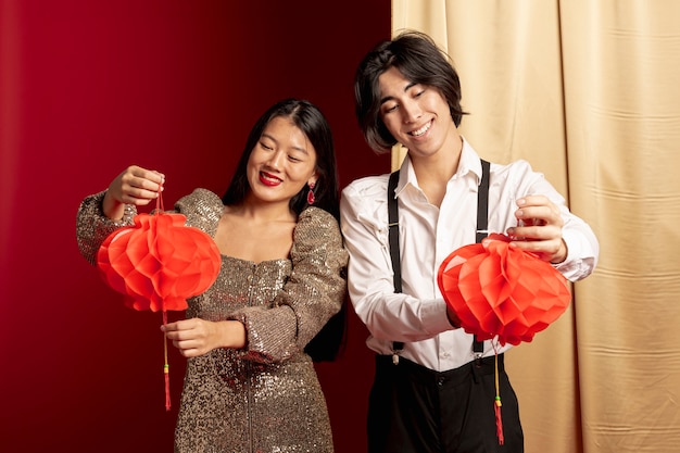 Couple tenant des lanternes au nouvel an chinois