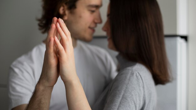 Couple, tenant mains, quoique, sourire