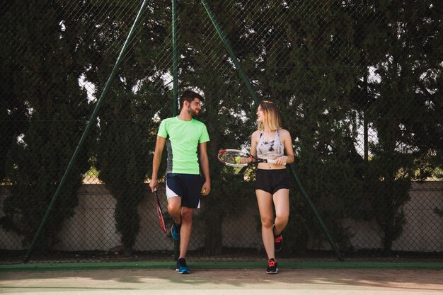 Couple de tennis en prenant une pause