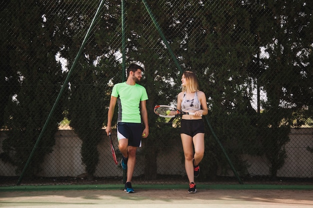 Couple de tennis en prenant une pause