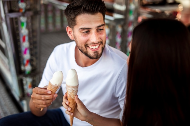 Couple, tenue, glace, regarder, autre