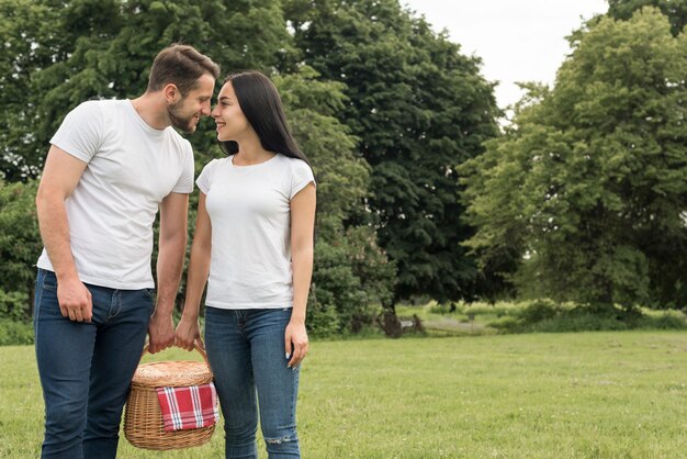 Couple, tenue, pique-nique