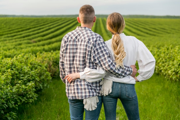 Couple sur les terres agricoles