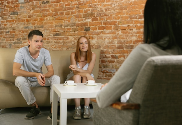 Couple en thérapie ou en counselling matrimonial. Psychologue, conseiller, thérapeute ou consultant relationnel donnant des conseils. Homme et femme assis sur une séance de psychothérapie. Famille, concept de santé mentale.