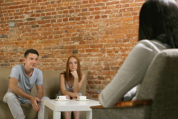 Couple en thérapie ou en counselling matrimonial.