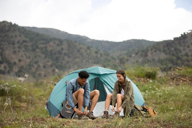 Photo gratuit couple de tir complet près de la tente