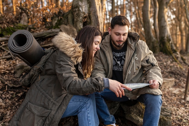 Couple de tir moyen assis avec carte