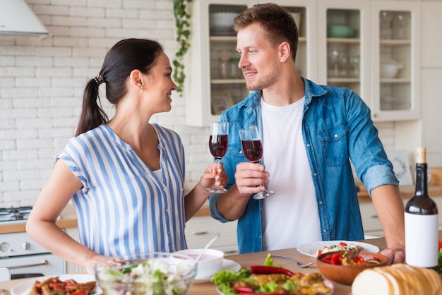 Couple de tir moyen dans la cuisine